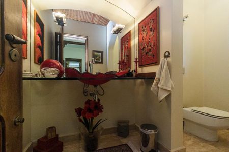 Casa à venda com 430m², 5 quartos e 8 vagas Casa à venda com 430m², 5 quartos e 8 vagasLavabo