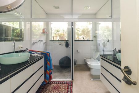 Casa à venda com 430m², 5 quartos e 8 vagas Casa à venda com 430m², 5 quartos e 8 vagasBanheiro 1