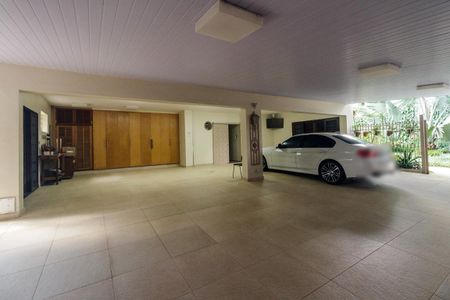 Casa à venda com 430m², 5 quartos e 8 vagas Casa à venda com 430m², 5 quartos e 8 vagasGaragem para 8 carros