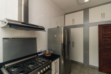 Casa à venda com 430m², 5 quartos e 8 vagas Casa à venda com 430m², 5 quartos e 8 vagasCozinha
