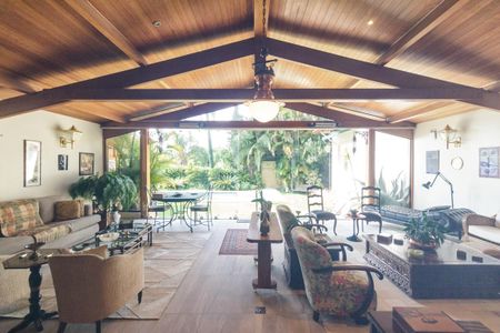 Casa à venda com 430m², 5 quartos e 8 vagas Casa à venda com 430m², 5 quartos e 8 vagasSala - Jardim de Inverno