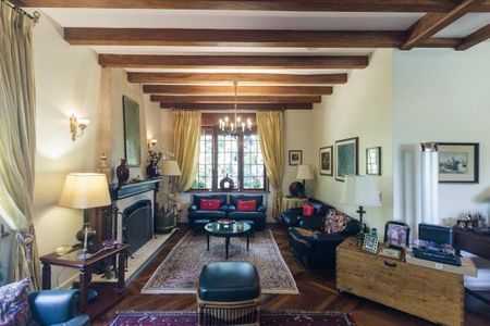 Casa à venda com 430m², 5 quartos e 8 vagas Casa à venda com 430m², 5 quartos e 8 vagasSala