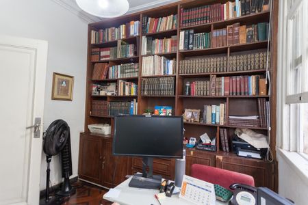 Casa à venda com 675m², 8 quartos e 6 vagas Casa à venda com 675m², 8 quartos e 6 vagasEscritório