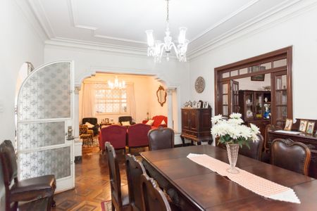 Casa à venda com 675m², 8 quartos e 6 vagas Casa à venda com 675m², 8 quartos e 6 vagasSala de Jantar