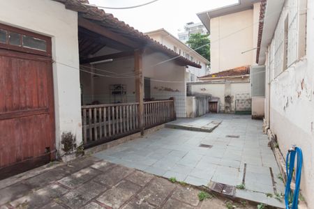 Casa à venda com 675m², 8 quartos e 6 vagas Casa à venda com 675m², 8 quartos e 6 vagasQuintal
