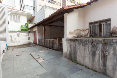 Casa à venda com 675m², 8 quartos e 6 vagas Casa à venda com 675m², 8 quartos e 6 vagasQuintal