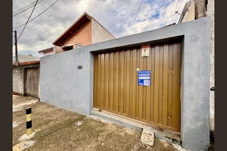 Casa à venda com 175m², 3 quartos e 2 vagas Casa à venda com 175m², 3 quartos e 2 vagasFachada e Placa