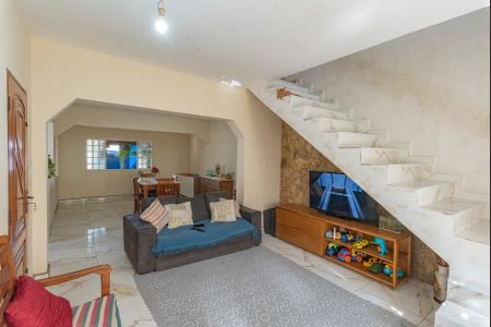 Casa à venda com 340m², 4 quartos e 4 vagas Casa à venda com 340m², 4 quartos e 4 vagasSala