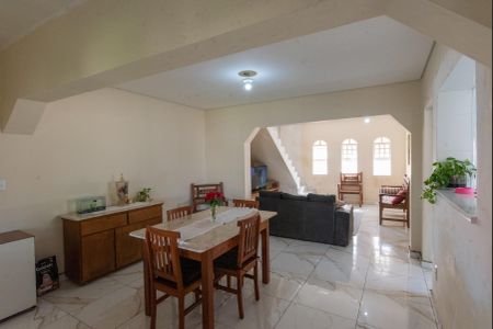 Casa à venda com 340m², 4 quartos e 4 vagas Casa à venda com 340m², 4 quartos e 4 vagasSala de Jantar