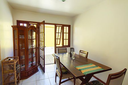 Casa de condomínio à venda com 250m², 4 quartos e 1 vaga Casa de condomínio à venda com 250m², 4 quartos e 1 vagaSala