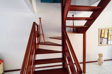 Casa de condomínio à venda com 250m², 4 quartos e 1 vaga Casa de condomínio à venda com 250m², 4 quartos e 1 vagaescada