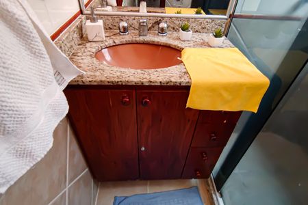 Casa de condomínio à venda com 250m², 4 quartos e 1 vaga Casa de condomínio à venda com 250m², 4 quartos e 1 vagaBanheiro