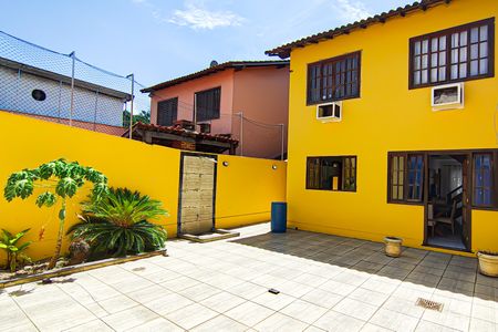 Casa de condomínio à venda com 250m², 4 quartos e 1 vaga Casa de condomínio à venda com 250m², 4 quartos e 1 vagaQuintal