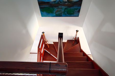 Casa de condomínio à venda com 250m², 4 quartos e 1 vaga Casa de condomínio à venda com 250m², 4 quartos e 1 vagaescada