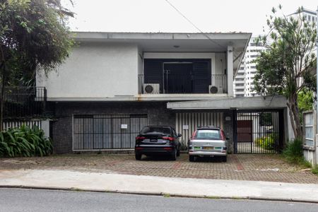 Casa para alugar com 350m², 3 quartos e 4 vagas Casa para alugar com 350m², 3 quartos e 4 vagasFachada