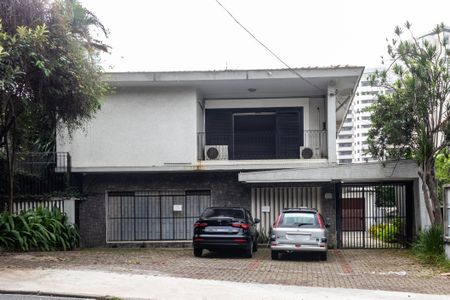 Casa para alugar com 350m², 3 quartos e 4 vagas Casa para alugar com 350m², 3 quartos e 4 vagasFachada