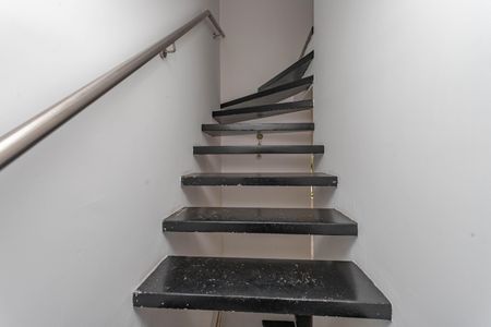 Casa de condomínio à venda com 215m², 3 quartos e 2 vagas Casa de condomínio à venda com 215m², 3 quartos e 2 vagasEscada