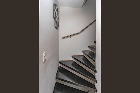 Casa de condomínio à venda com 216m², 3 quartos e 2 vagas Casa de condomínio à venda com 216m², 3 quartos e 2 vagasEscada