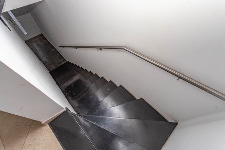 Casa de condomínio à venda com 216m², 3 quartos e 2 vagas Casa de condomínio à venda com 216m², 3 quartos e 2 vagasEscada para garagem