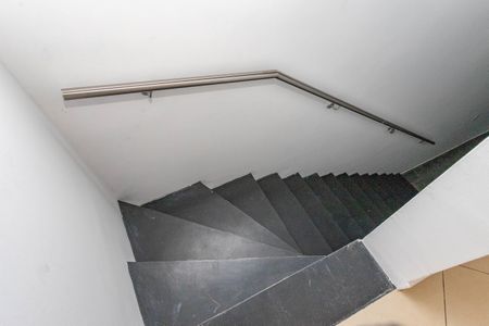 Casa de condomínio à venda com 215m², 3 quartos e 2 vagas Casa de condomínio à venda com 215m², 3 quartos e 2 vagasEscada para garagem