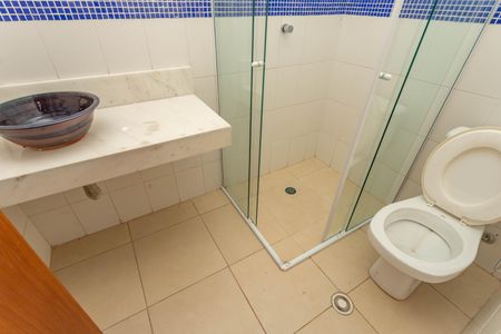 Casa de condomínio à venda com 215m², 3 quartos e 2 vagas Casa de condomínio à venda com 215m², 3 quartos e 2 vagasBanheiro da suíte