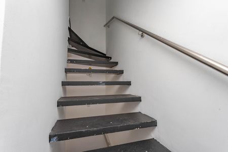 Casa de condomínio à venda com 215m², 3 quartos e 2 vagas Casa de condomínio à venda com 215m², 3 quartos e 2 vagasEscada