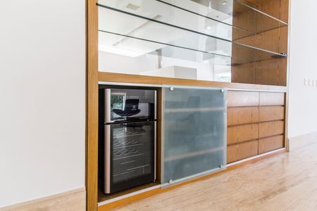 Casa de condomínio à venda com 464m², 4 quartos e 4 vagas Casa de condomínio à venda com 464m², 4 quartos e 4 vagasDetalhe Sala