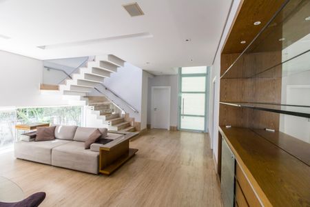 Casa de condomínio à venda com 464m², 4 quartos e 4 vagas Casa de condomínio à venda com 464m², 4 quartos e 4 vagasSala de TV