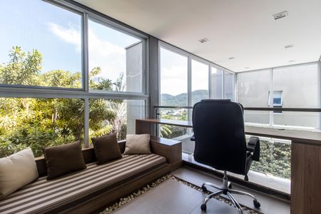 Casa de condomínio à venda com 464m², 4 quartos e 4 vagas Casa de condomínio à venda com 464m², 4 quartos e 4 vagasEscritório