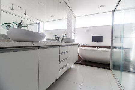 Casa de condomínio à venda com 464m², 4 quartos e 4 vagas Casa de condomínio à venda com 464m², 4 quartos e 4 vagasBanheiro da Suíte 1