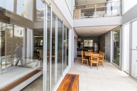 Casa de condomínio à venda com 464m², 4 quartos e 4 vagas Casa de condomínio à venda com 464m², 4 quartos e 4 vagasVaranda gourmet