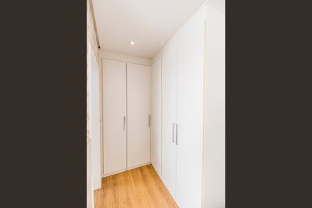 Casa de condomínio à venda com 464m², 4 quartos e 4 vagas Casa de condomínio à venda com 464m², 4 quartos e 4 vagasDetalheCloset da suíte 3