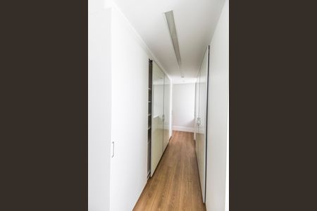 Casa de condomínio à venda com 464m², 4 quartos e 4 vagas Casa de condomínio à venda com 464m², 4 quartos e 4 vagasCloset da suíte 1