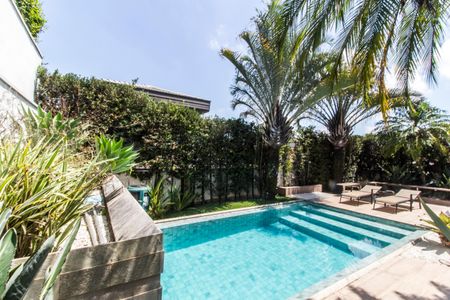 Casa de condomínio à venda com 464m², 4 quartos e 4 vagas Casa de condomínio à venda com 464m², 4 quartos e 4 vagasPiscina