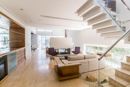 Casa de condomínio à venda com 464m², 4 quartos e 4 vagas Casa de condomínio à venda com 464m², 4 quartos e 4 vagasSala