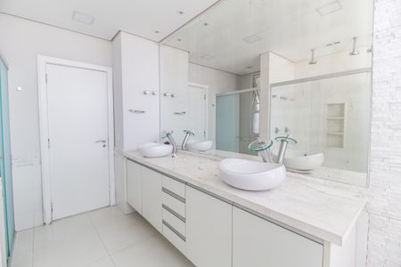 Casa de condomínio à venda com 464m², 4 quartos e 4 vagas Casa de condomínio à venda com 464m², 4 quartos e 4 vagasBanheiro da Suíte 1