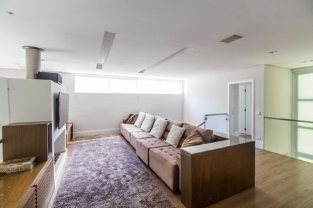 Casa de condomínio à venda com 464m², 4 quartos e 4 vagas Casa de condomínio à venda com 464m², 4 quartos e 4 vagasSala de TV