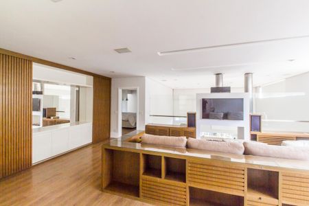 Casa de condomínio à venda com 464m², 4 quartos e 4 vagas Casa de condomínio à venda com 464m², 4 quartos e 4 vagasSala de TV