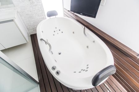 Casa de condomínio à venda com 464m², 4 quartos e 4 vagas Casa de condomínio à venda com 464m², 4 quartos e 4 vagasDetalhe do Banheiro da Suite