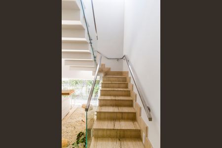 Casa de condomínio à venda com 464m², 4 quartos e 4 vagas Casa de condomínio à venda com 464m², 4 quartos e 4 vagasEscada