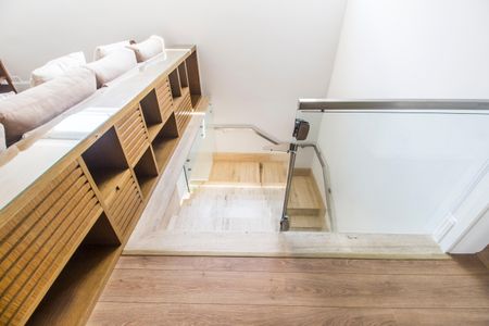 Casa de condomínio à venda com 464m², 4 quartos e 4 vagas Casa de condomínio à venda com 464m², 4 quartos e 4 vagasEscada