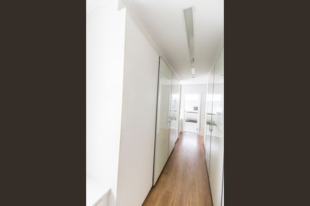 Casa de condomínio à venda com 464m², 4 quartos e 4 vagas Casa de condomínio à venda com 464m², 4 quartos e 4 vagasCloset da suíte 1