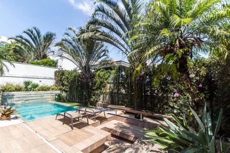 Casa de condomínio à venda com 464m², 4 quartos e 4 vagas Casa de condomínio à venda com 464m², 4 quartos e 4 vagasPiscina