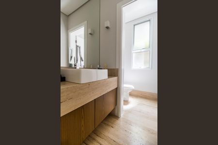 Casa de condomínio à venda com 464m², 4 quartos e 4 vagas Casa de condomínio à venda com 464m², 4 quartos e 4 vagasLavabo