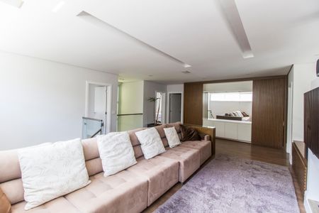 Casa de condomínio à venda com 464m², 4 quartos e 4 vagas Casa de condomínio à venda com 464m², 4 quartos e 4 vagasSala de TV