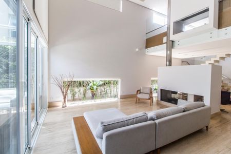 Casa de condomínio à venda com 464m², 4 quartos e 4 vagas Casa de condomínio à venda com 464m², 4 quartos e 4 vagasSala