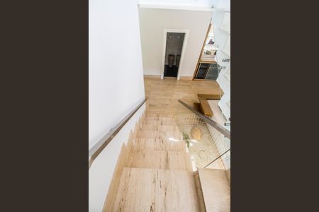 Casa de condomínio à venda com 464m², 4 quartos e 4 vagas Casa de condomínio à venda com 464m², 4 quartos e 4 vagasEscada