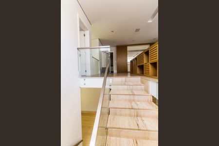 Casa de condomínio à venda com 464m², 4 quartos e 4 vagas Casa de condomínio à venda com 464m², 4 quartos e 4 vagasEscada