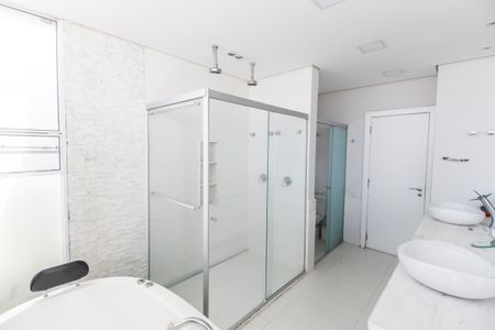 Casa de condomínio à venda com 464m², 4 quartos e 4 vagas Casa de condomínio à venda com 464m², 4 quartos e 4 vagasBanheiro da Suíte 1