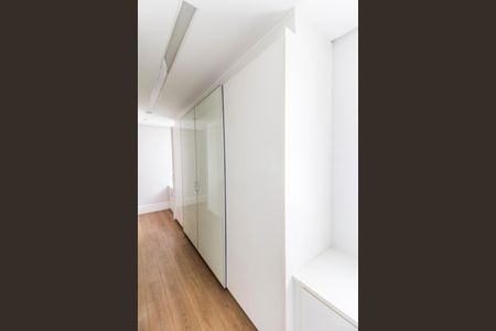 Casa de condomínio à venda com 464m², 4 quartos e 4 vagas Casa de condomínio à venda com 464m², 4 quartos e 4 vagasCloset da suíte 1